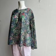INTELLCTION　透け感が涼しげなブラウス¥34100 パンツは49AVjunko shimada