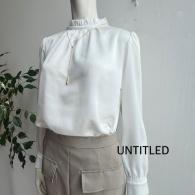 UNTITLED春の新作ブラウス¥14850光沢感のあるフリルカラーです