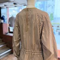 POUSHAL ワンピース　後のファスナーも素敵です