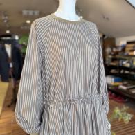 POUSHAL ワンピース¥27280 袖の膨らみが素敵です　