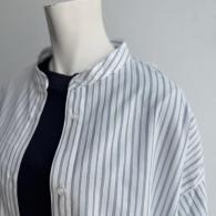 ストライプ　バンドカラーのシャツブラウスポリエステル100%¥7590