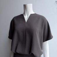 UNTITLED 多機能Vネックブラウス¥14300 スカートとセットアップできます