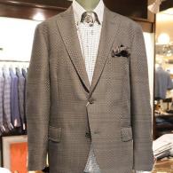 春のジャケット￥49500　メッシュ調のモノトーンがモード　インナーは大和屋シャツ