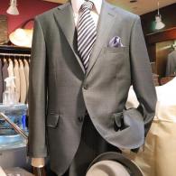 イタリー製ErmenegildoZegnaの生地で別注したスーツ￥143000　光沢は格上の表情　勝負服にふさわしい一着