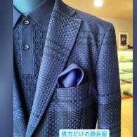 メッシュ調ジャケット￥49500 ポロニット¥9900 チーフ￥2200 大切な出会い　貴方だけの勝負服