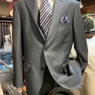エルメネジルドゼニア生地で別注のスーツ￥143000 光沢のあるグレーのピンヘッドが別格